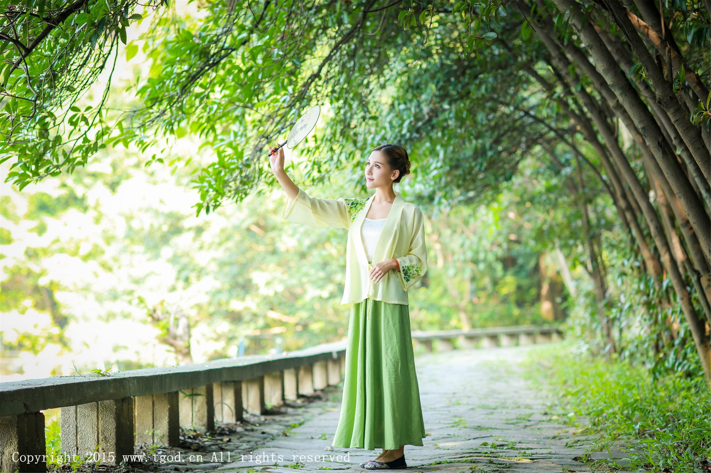 艾希ICE《女神身着清新汉服 从湖畔缓缓走来》 [TGOD推女神] 写真集