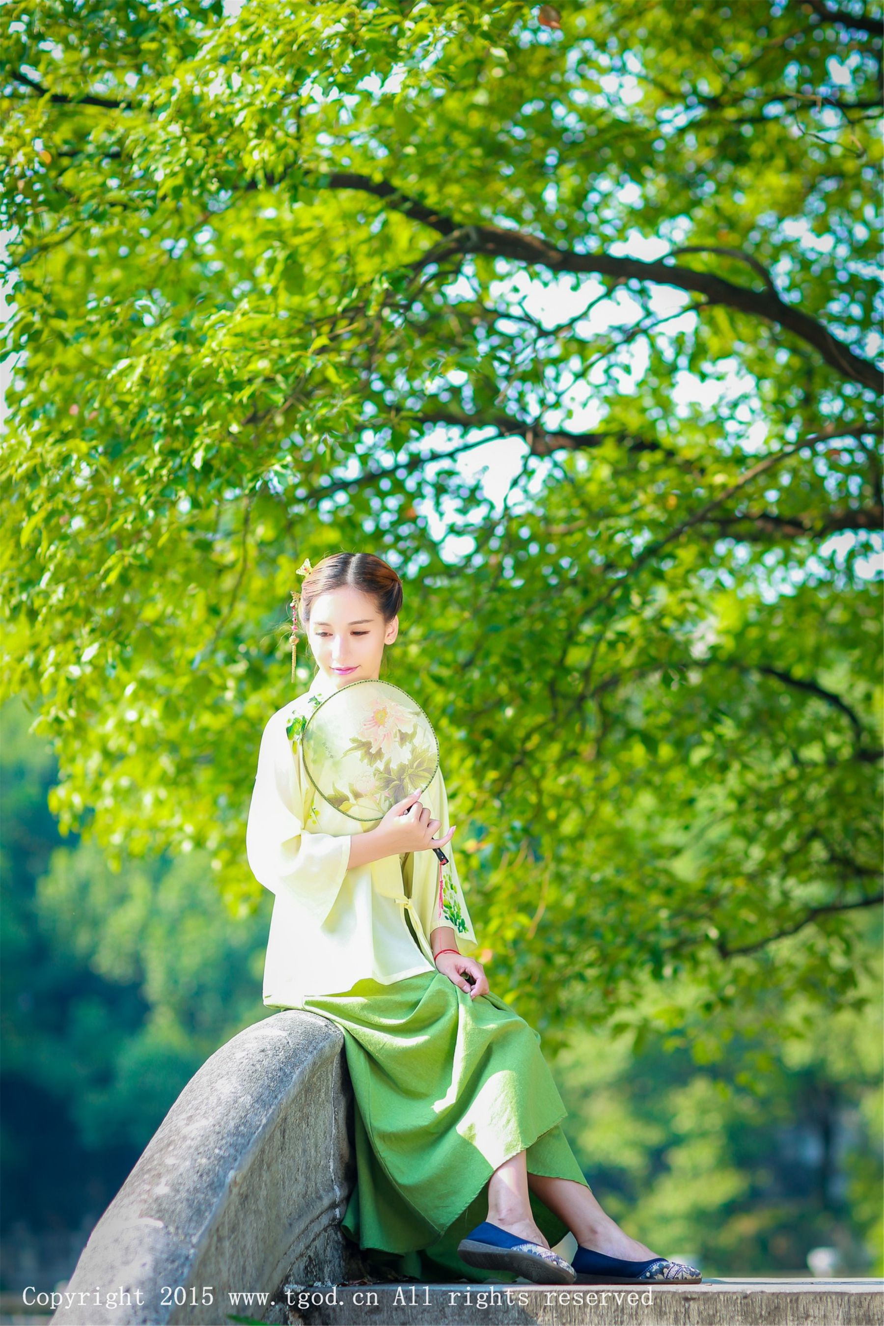 艾希ICE《女神身着清新汉服 从湖畔缓缓走来》 [TGOD推女神] 写真集