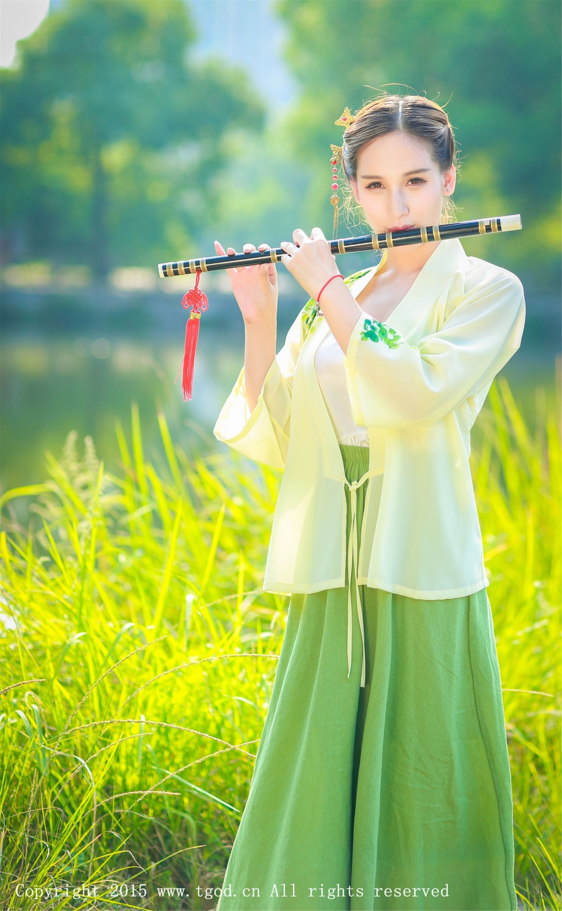 艾希ICE《女神身着清新汉服 从湖畔缓缓走来》 [TGOD推女神] 写真集