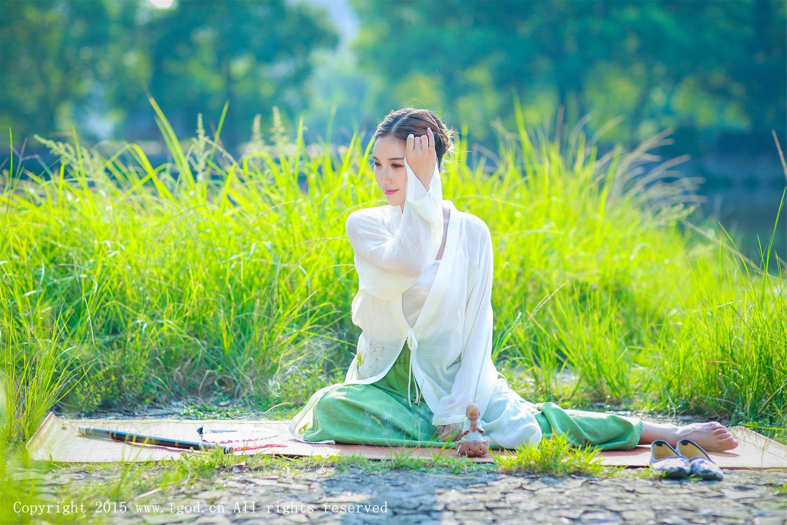 艾希ICE《女神身着清新汉服 从湖畔缓缓走来》 [TGOD推女神] 写真集