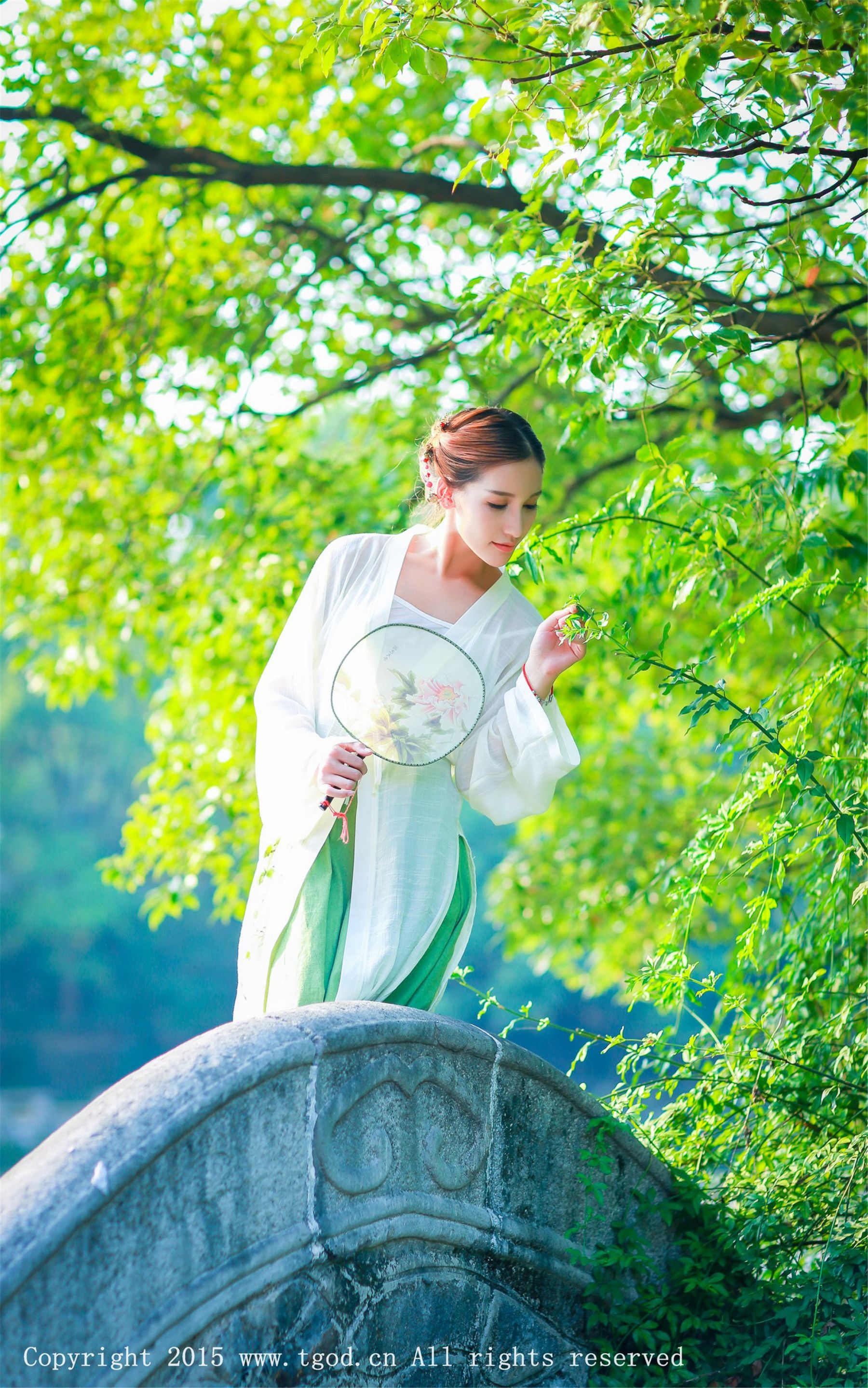 艾希ICE《女神身着清新汉服 从湖畔缓缓走来》 [TGOD推女神] 写真集