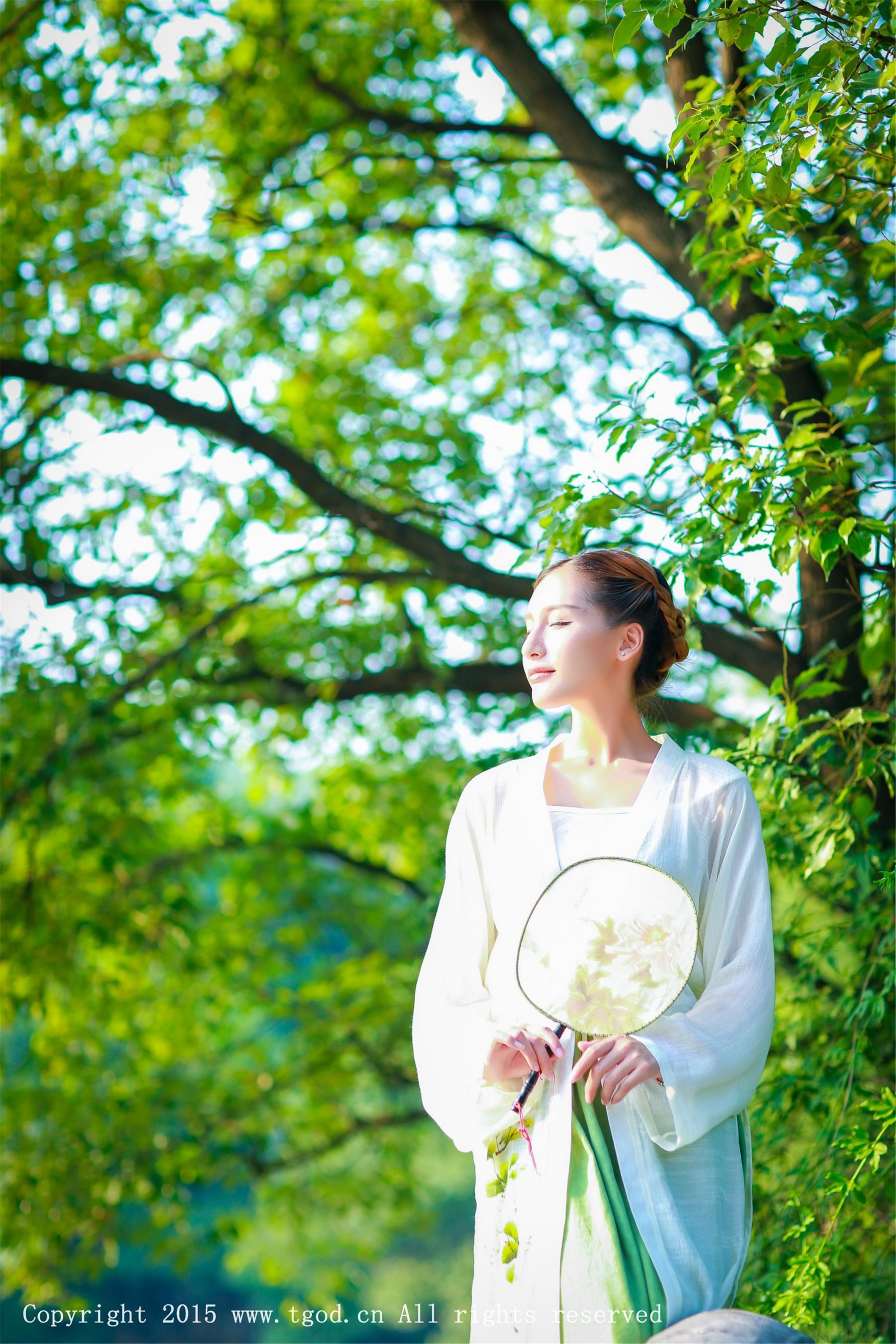 艾希ICE《女神身着清新汉服 从湖畔缓缓走来》 [TGOD推女神] 写真集