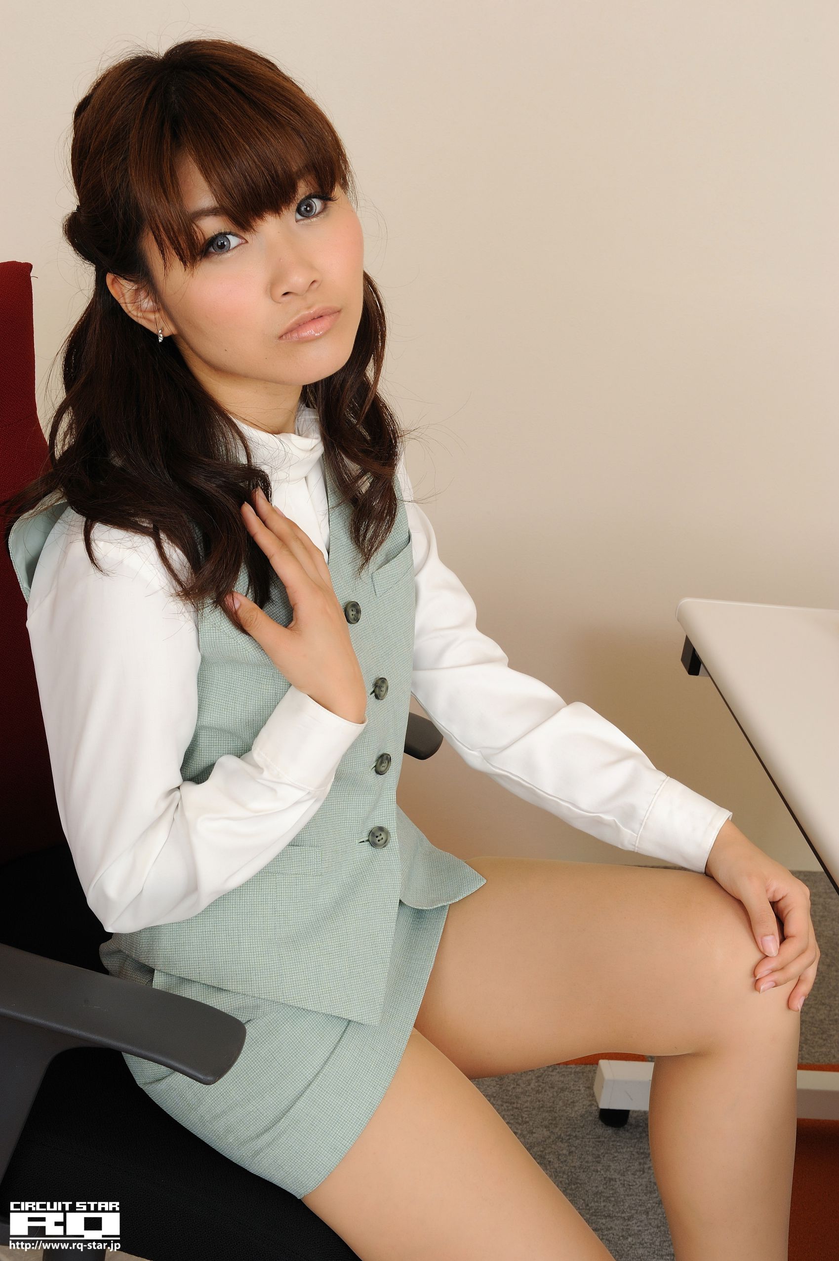 [RQ-STAR] NO.00642 殊野真緒 Office Lady 写真集