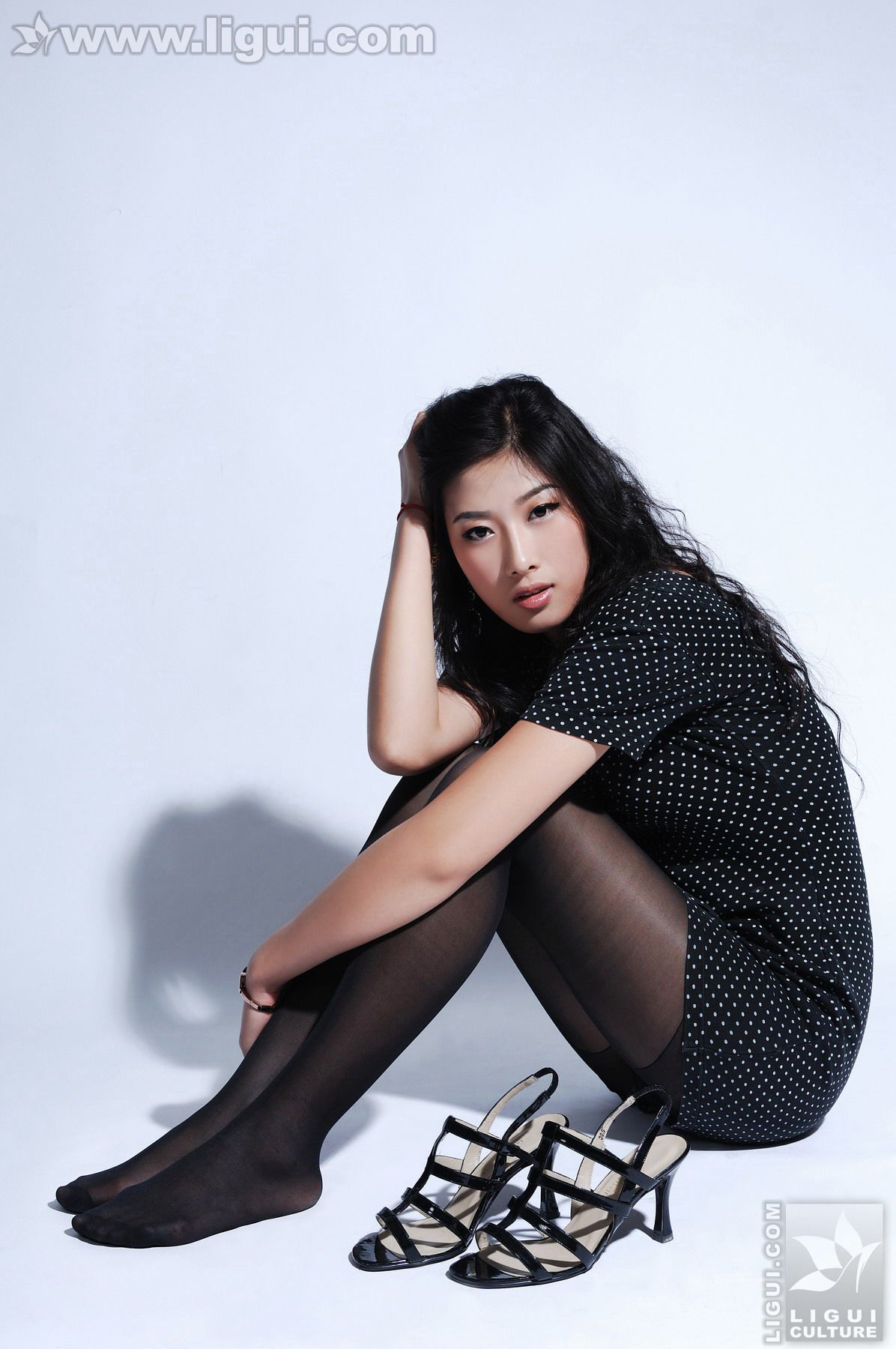 [丽柜LiGui] Model 王玉《黑丝美女新丽人》美腿玉足写真图片39