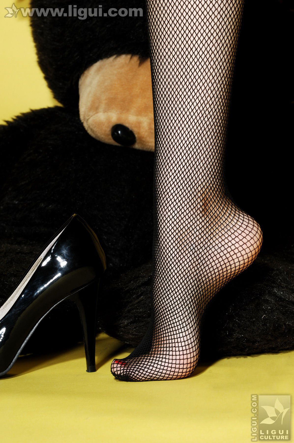 Model Vicky《与小熊玩偶之间的黑丝摩登秀》 [丽柜LiGui] 美腿玉足写真图片24