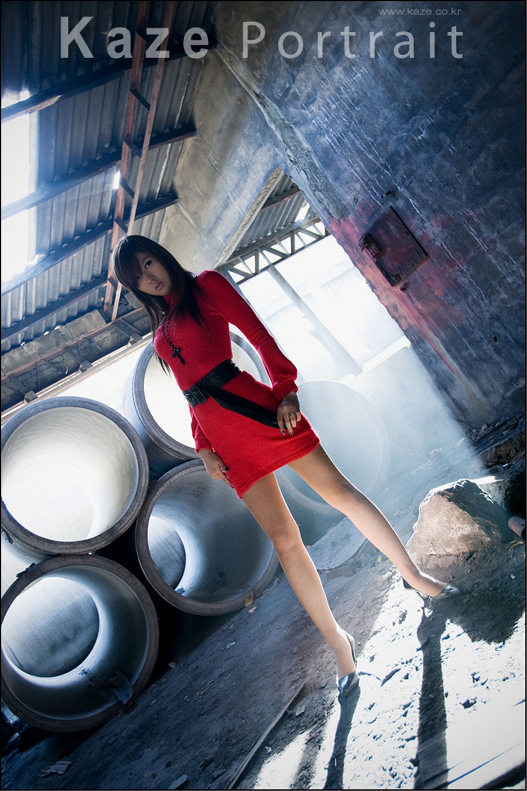 韩国模特黄美姬《废墟里的红衣美女》写真集1