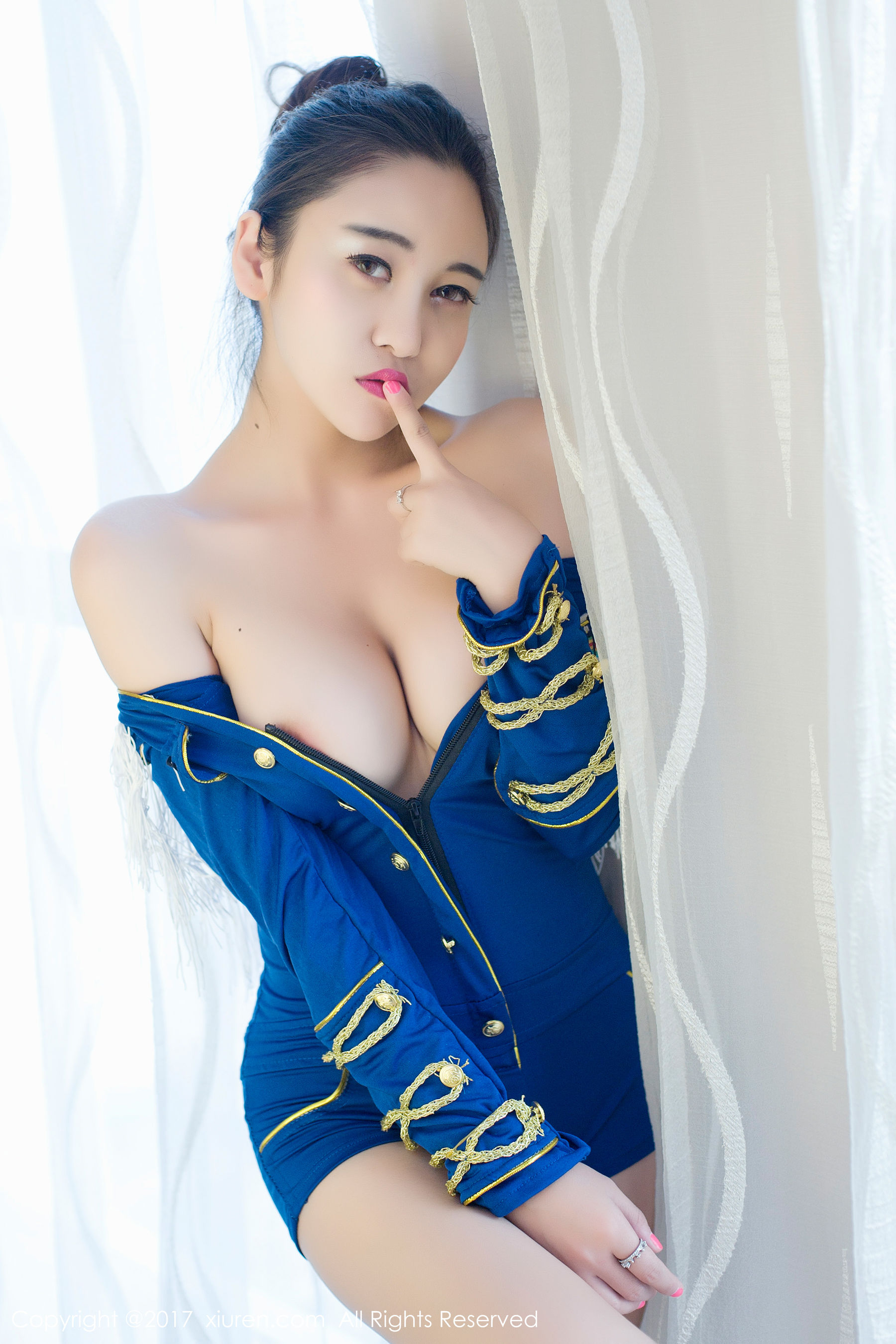 李梓熙《奶油全身图涂抹、夜店低胸制服》 [秀人网XIUREN] No.677 写真集44