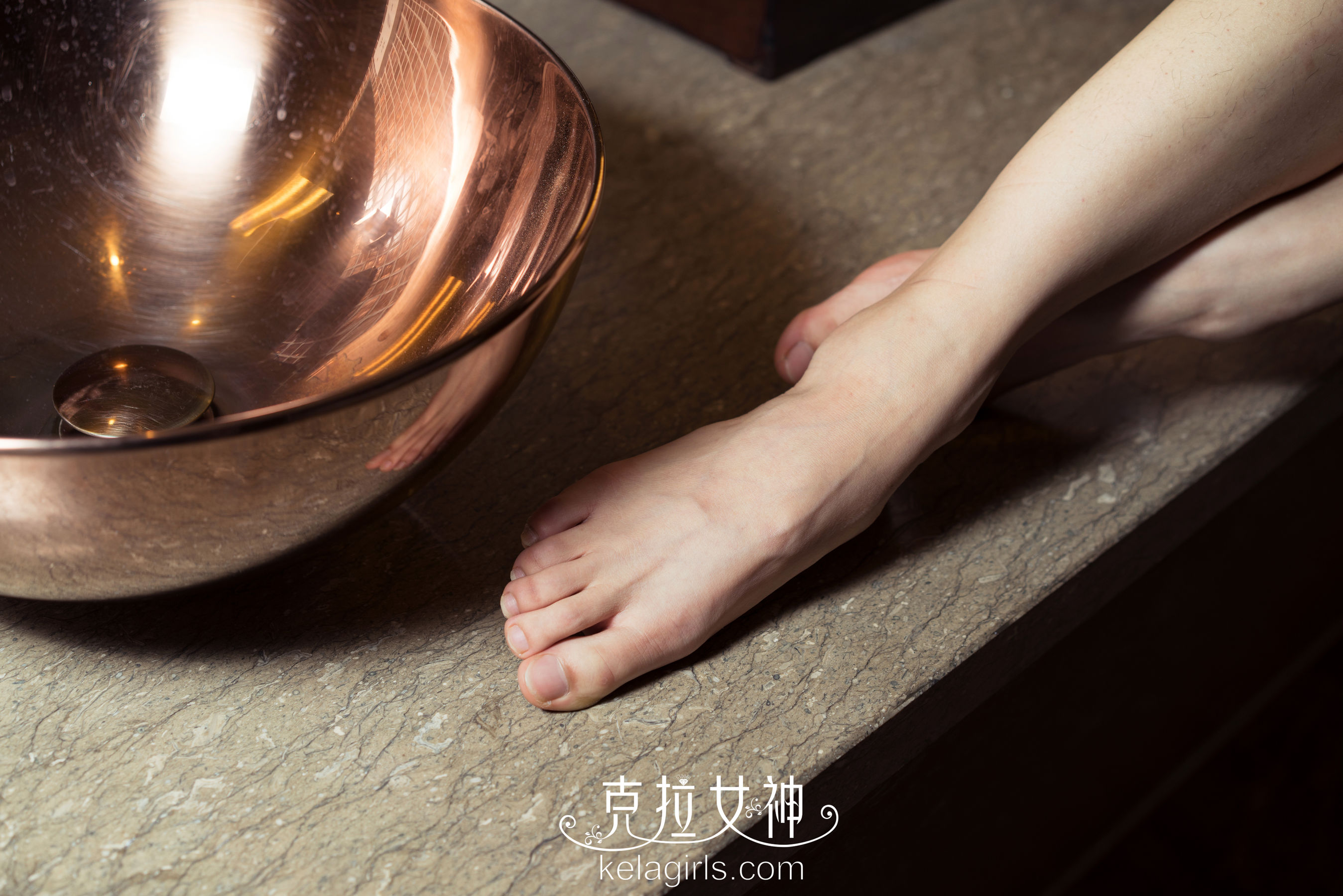 周拉拉《铜碗盛玉足》 [克拉女神] 写真集8